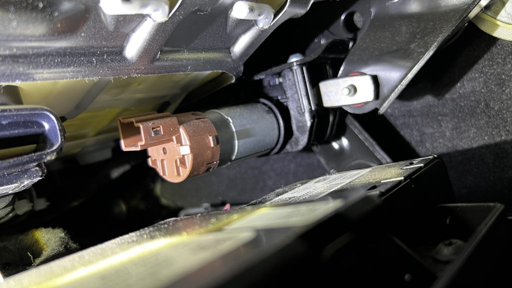 The unattached motor preinstalled under the seat