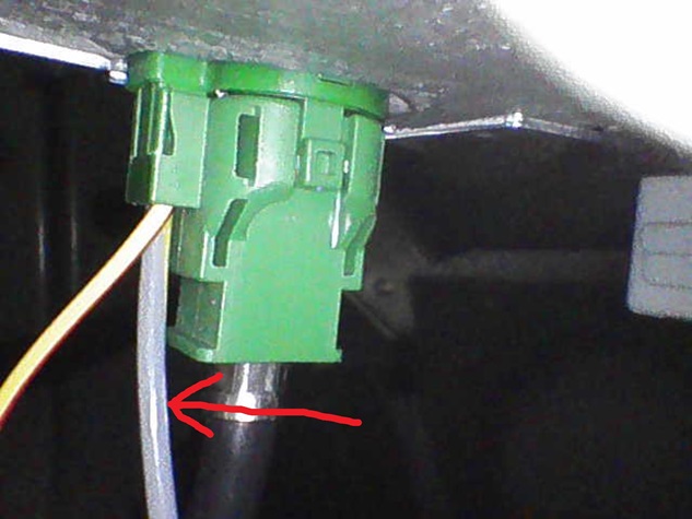 the connector the grey wire goes into at the amp